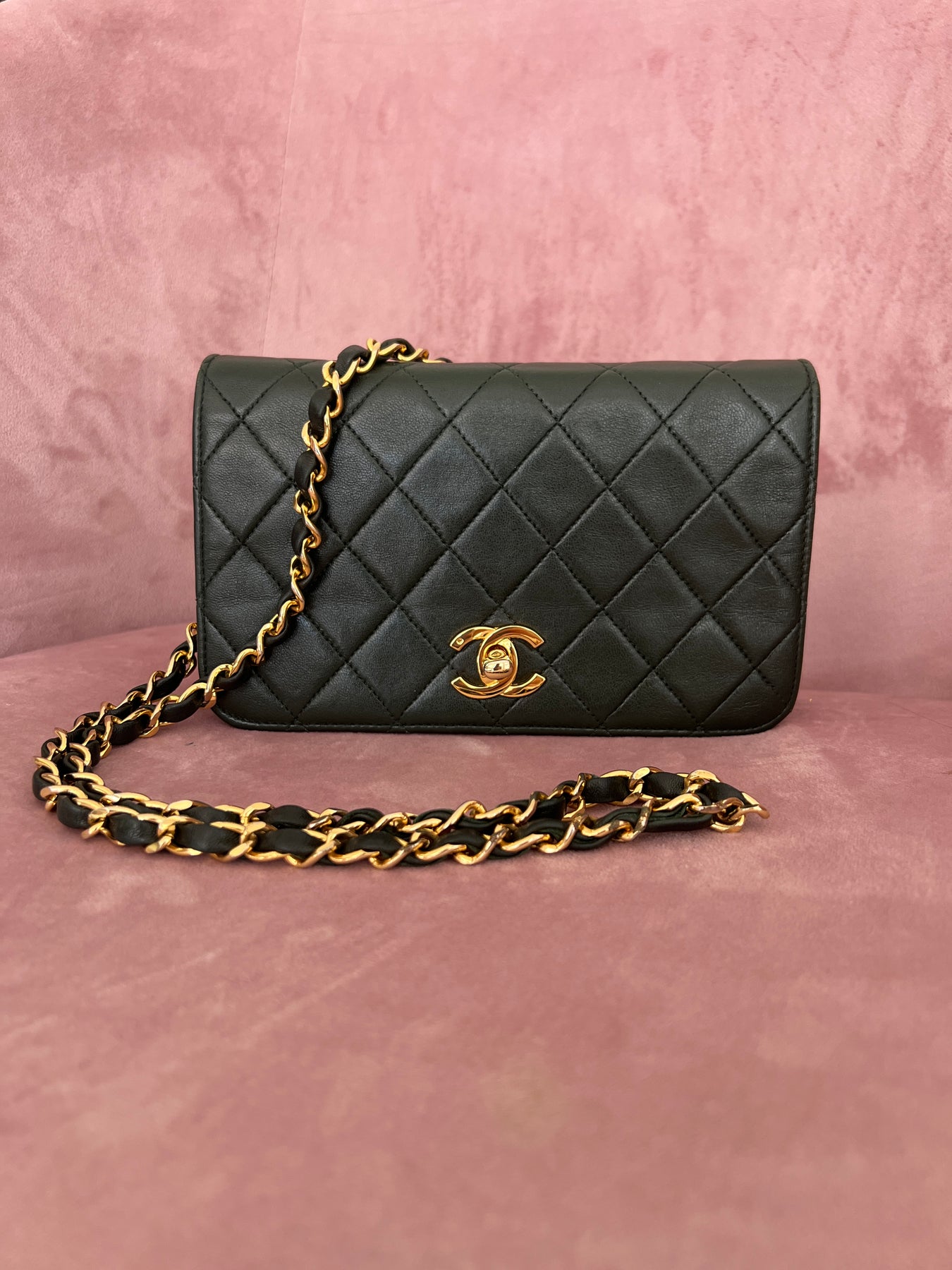 Chanel Vintage Forest Green Medium Classic Double Flap Bag – Dina C's Fab  and Funky Consignment Boutique
