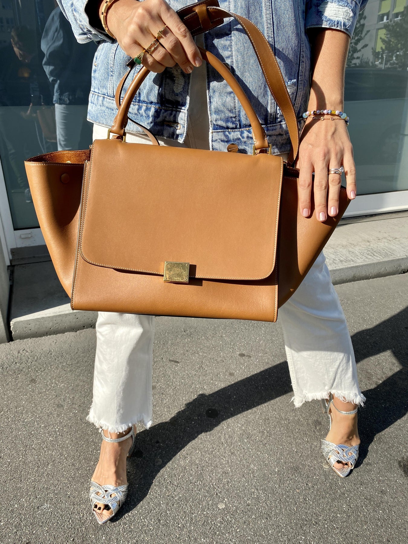 CÉLINE TRAPÈZE MEDIUM CALF LEATHER HANDBAG IN CAMEL – PRELOVEDSTORY