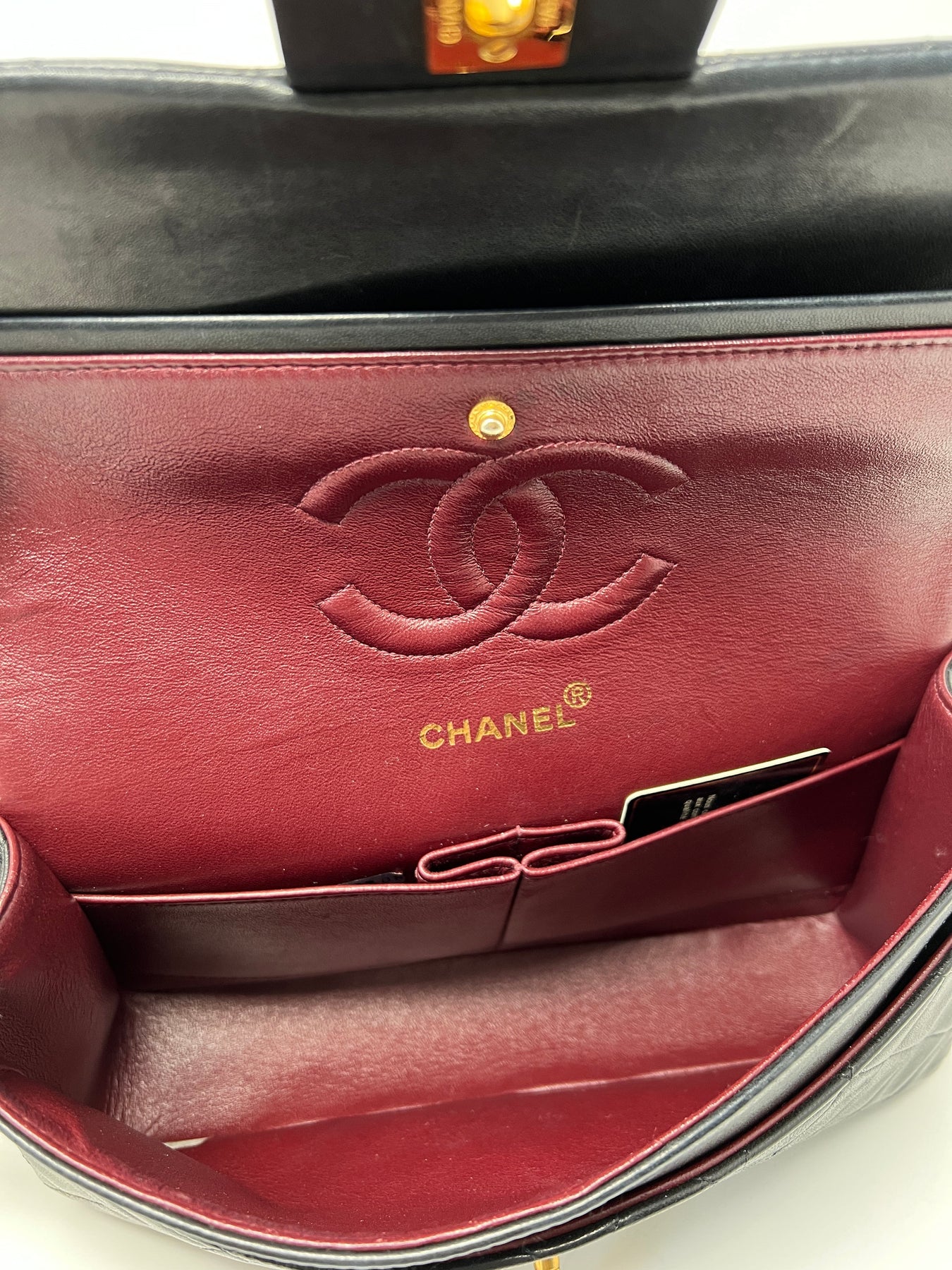 Chanel Diana bag, single flap, medium size (25 cm) black lambskin, 2 series  (1991-1994) ‣ For Sure Vintage