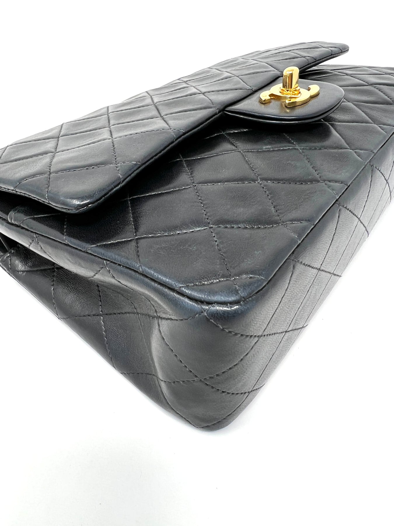 Chanel Diana bag, single flap, medium size (25 cm) black lambskin, 2 series  (1991-1994) ‣ For Sure Vintage