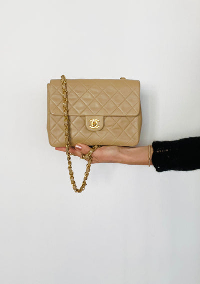 Chanel_mini_flap_vintage_beige_lambskin_hand