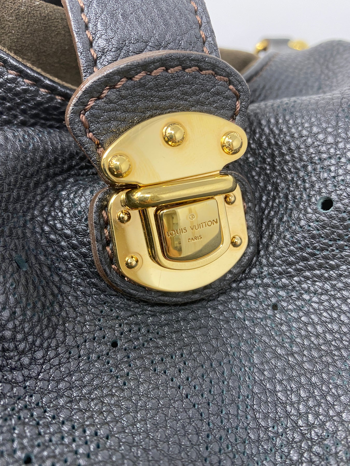 LOUIS VUITTON MAHINA XL BLACK LEATHER – PRELOVEDSTORY